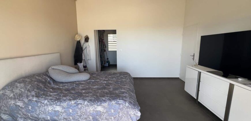 A vendre une superbe villa récente avec vue mer et montagne située à Etang salé