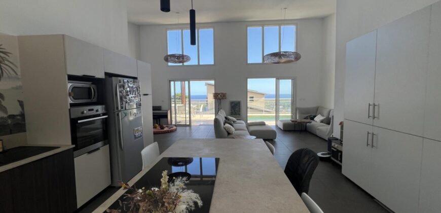 A vendre une superbe villa récente avec vue mer et montagne située à Etang salé