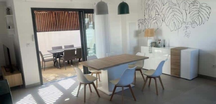 A louer une magnifique villa F4 meublée située en plein centre-ville de l’Étang-Salé les Hauts