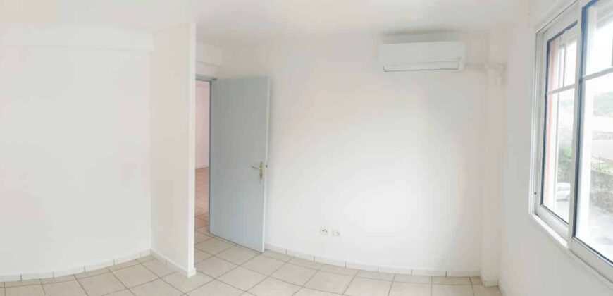 A vendre un appartement T2 situé dans une résidence privée, sécurisée et calme dans le secteur de Bas Jean Petit