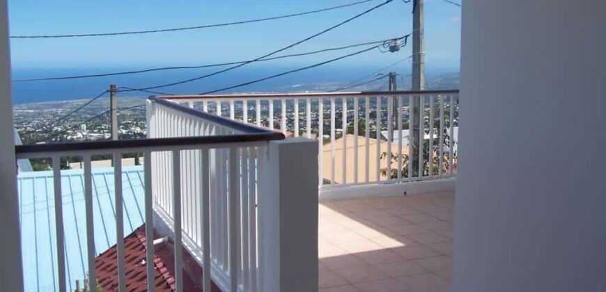 A vendre une villa jumelée de type F5 située dans un secteur calme du Petit Tampon