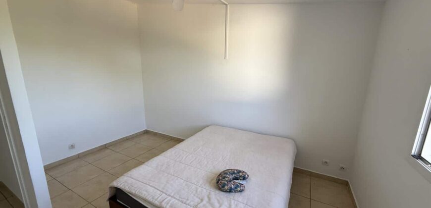A vendre une ravissante villa T4 à étage de 120 m2 habitable située dans le secteur calme des Avirons