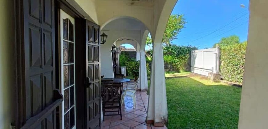 A vendre villa F5 atypique de 198 m² avec toit cathédrale à Saint-Benoît