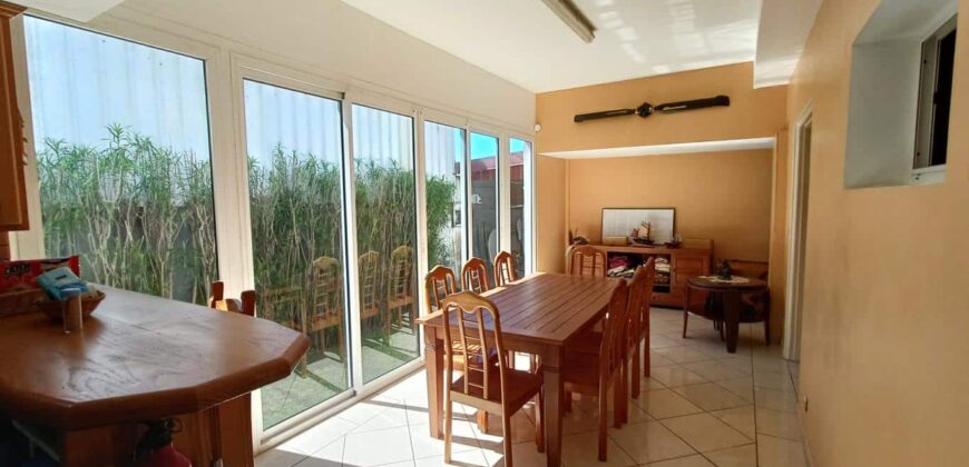 A vendre villa F5 atypique de 198 m² avec toit cathédrale à Saint-Benoît