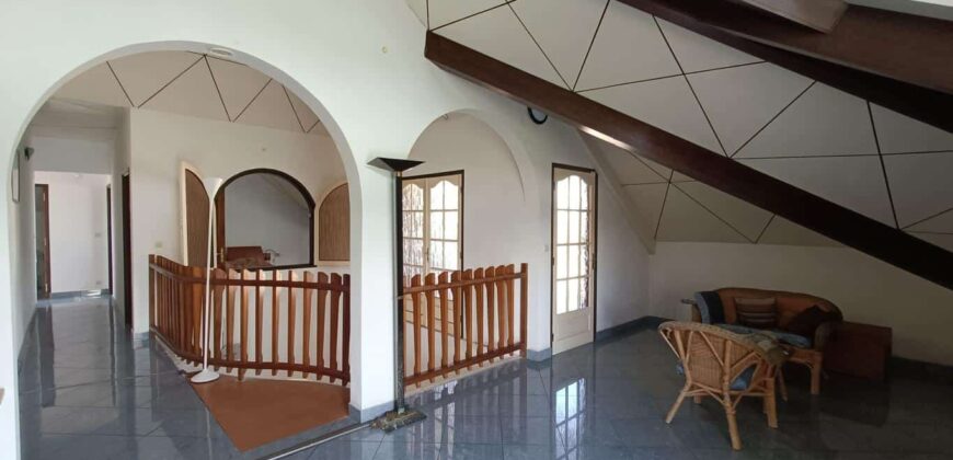 A vendre villa F5 atypique de 198 m² avec toit cathédrale à Saint-Benoît