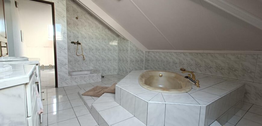 A vendre villa F5 atypique de 198 m² avec toit cathédrale à Saint-Benoît