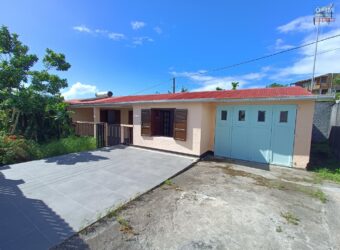 A vendre une villa F5 de 130m2 avec grand garage à Sainte Anne