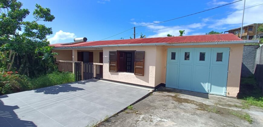 A vendre une villa F5 de 130m2 avec grand garage à Sainte Anne