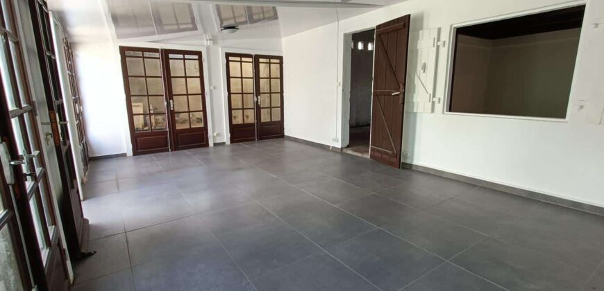 A vendre une villa F5 de 130m2 avec grand garage à Sainte Anne
