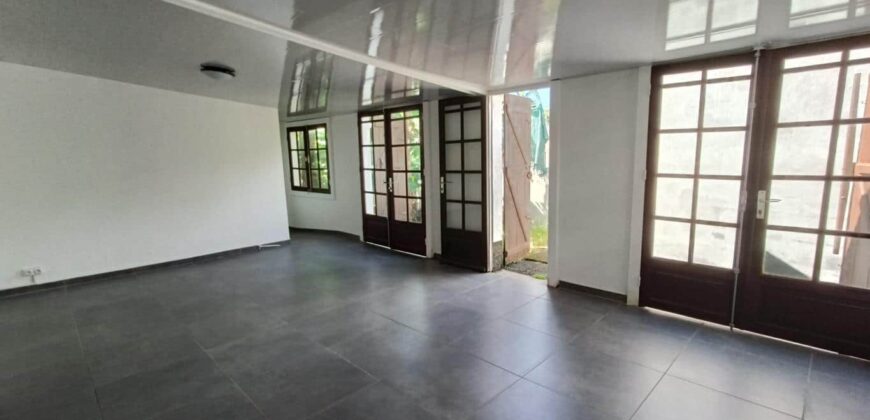 A vendre une villa F5 de 130m2 avec grand garage à Sainte Anne