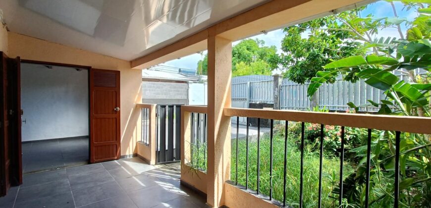 A vendre une villa F5 de 130m2 avec grand garage à Sainte Anne
