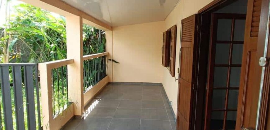 A vendre une villa F5 de 130m2 avec grand garage à Sainte Anne
