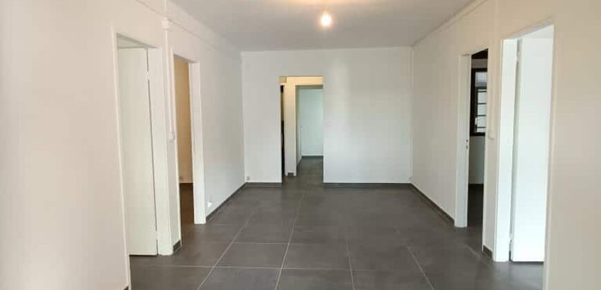A vendre une villa F5 de 130m2 avec grand garage à Sainte Anne