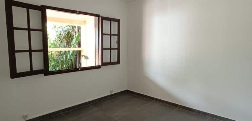 A vendre une villa F5 de 130m2 avec grand garage à Sainte Anne
