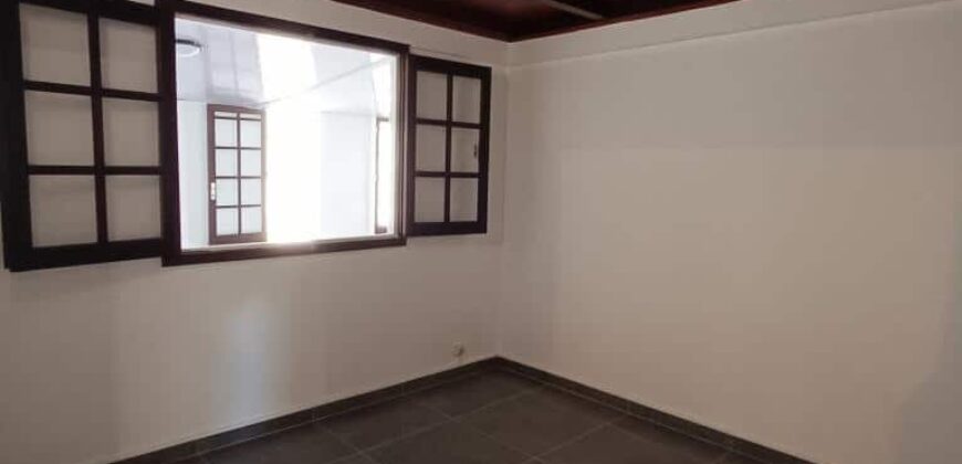 A vendre une villa F5 de 130m2 avec grand garage à Sainte Anne