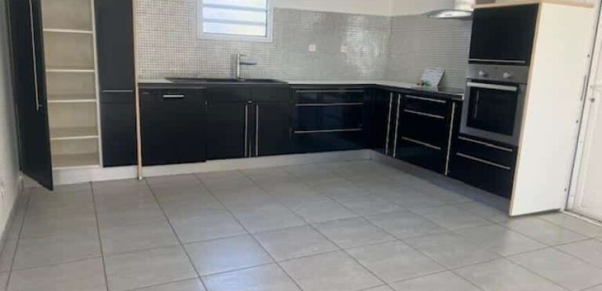 A louer une charmante villa de 120 m2 située dans le secteur recherché de Montée Sono