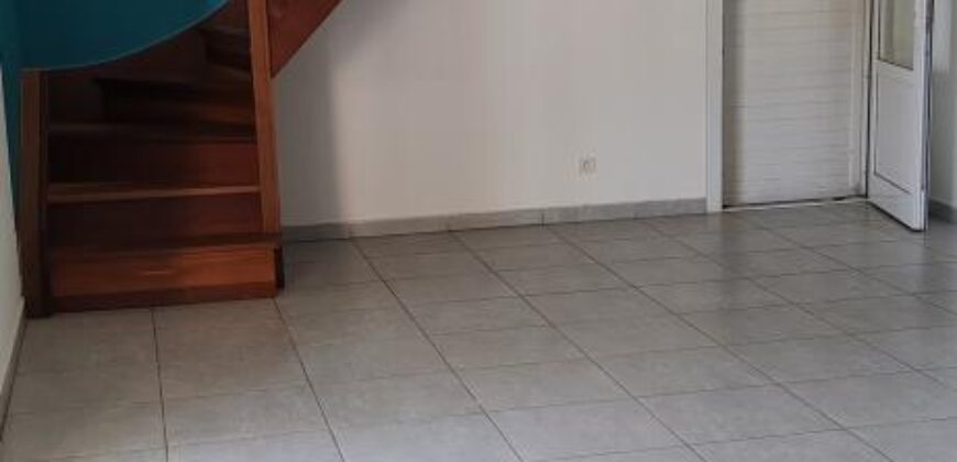 A louer une charmante villa de 120 m2 située dans le secteur recherché de Montée Sono