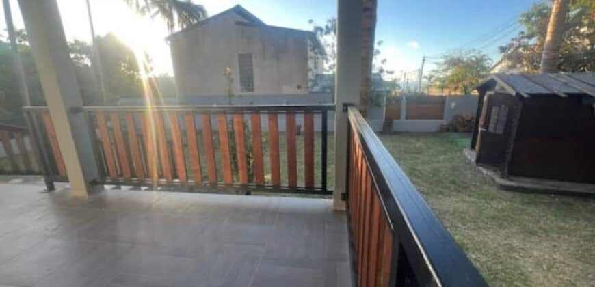 A louer une charmante villa de 120 m2 située dans le secteur recherché de Montée Sono