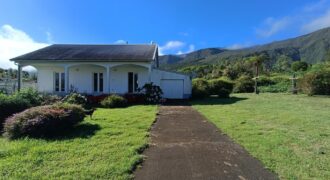 A vendre une belle villa offrant vue sur la montagne dans le secteur paisible de Bras des Calumets à Plaines des Palmistes