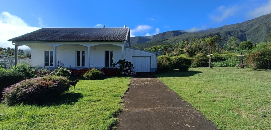 A vendre une belle villa offrant vue sur la montagne dans le secteur paisible de Bras des Calumets à Plaines des Palmistes