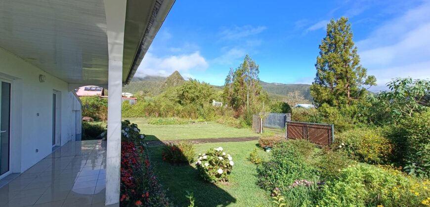 A vendre une belle villa offrant vue sur la montagne dans le secteur paisible de Bras des Calumets à Plaines des Palmistes