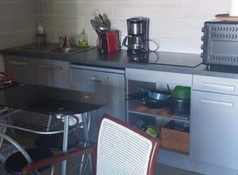 A louer un appartement T2 meublé en rez de jardin face au lagon de Saint Leu