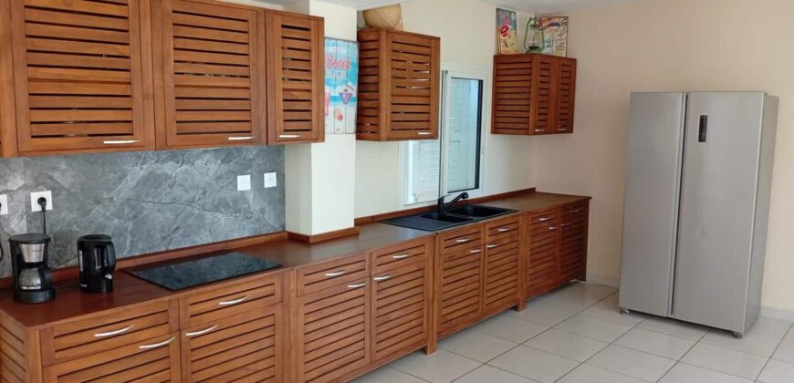 En vente une maison F4 de plain pied de 114m2 sur une parcelle de 694m2 pied dans l’eau à Saint Paul