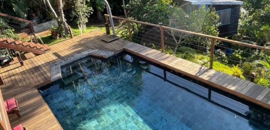 A vendre une villa d’architecte + studio indépendant avec piscine et jardin à La Montagne