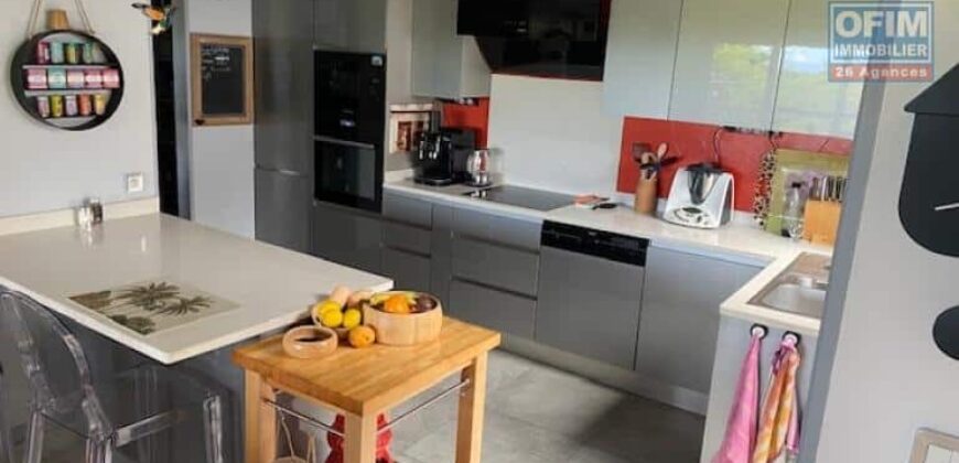 A vendre une villa d’architecte + studio indépendant avec piscine et jardin à La Montagne