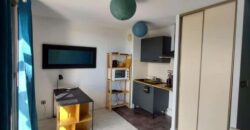 A louer un studio meublé proche commodités à Sainte Clotilde
