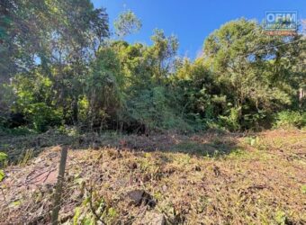 A vendre un vaste terrain de 737m2 proche des commerces à La Montagne