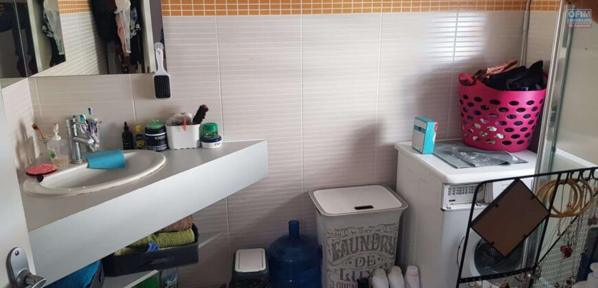 A louer un appartement T2 de 35,53 m² situé dans une petite résidence sécurisée au centre-ville des Avirons
