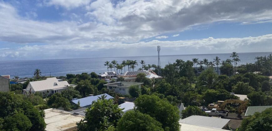 A vendre un appartement de type T3 offrant vue sue mer au centre ville de la Possession