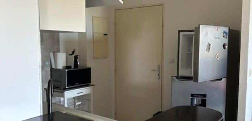A louer appartement meublé de 38 m2 situé dans une résidence sécurisée à Bois D’olive