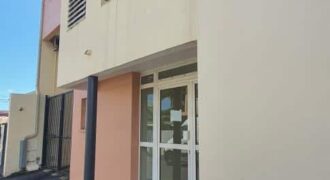 A louer un studio spacieux de 40m2 avec terrasse sur la commune de Saint Benoit