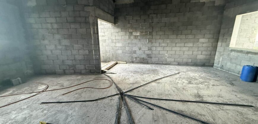 À vendre immeuble R+2 à finir avec locaux et logements situé à La Rivière Saint-Louis