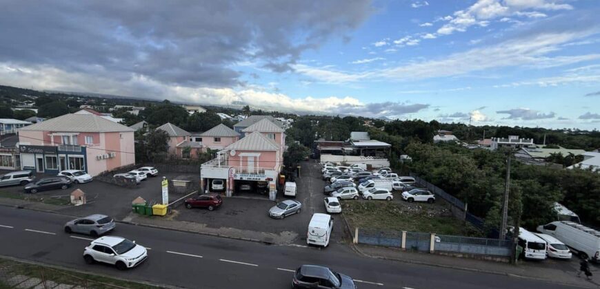 À vendre immeuble R+2 à finir avec locaux et logements situé à La Rivière Saint-Louis