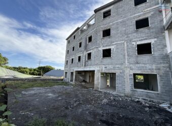 À vendre immeuble R+2 à finir avec locaux et logements situé à La Rivière Saint-Louis