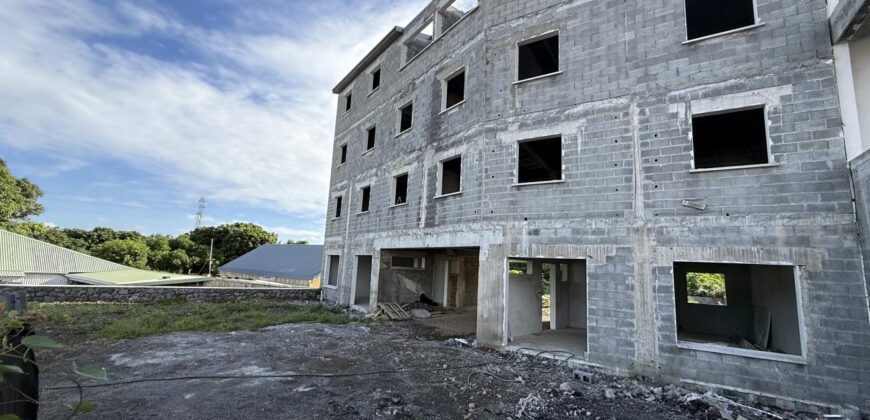 À vendre immeuble R+2 à finir avec locaux et logements situé à La Rivière Saint-Louis