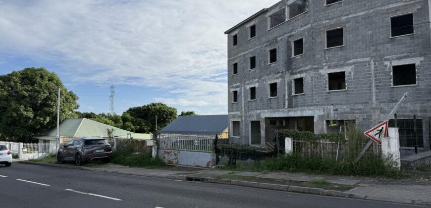 À vendre immeuble R+2 à finir avec locaux et logements situé à La Rivière Saint-Louis