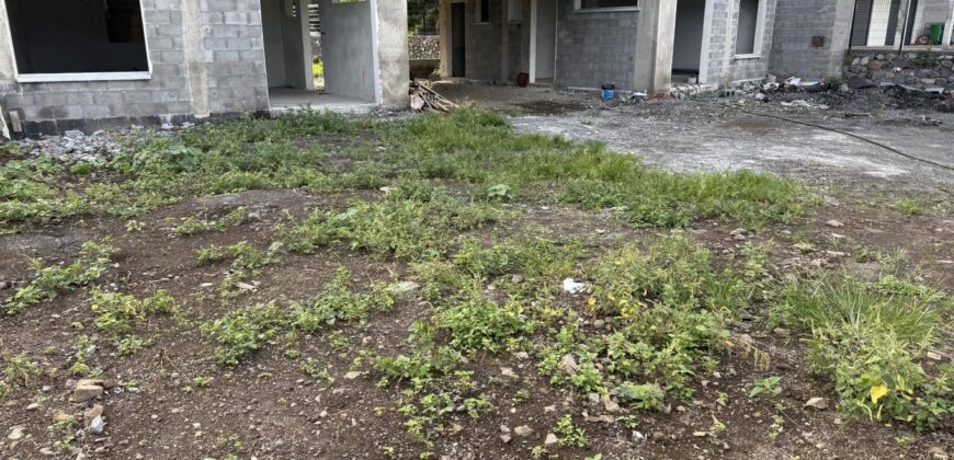À vendre immeuble R+2 à finir avec locaux et logements situé à La Rivière Saint-Louis
