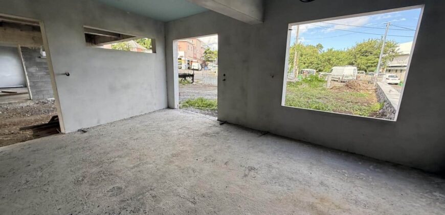 À vendre immeuble R+2 à finir avec locaux et logements situé à La Rivière Saint-Louis