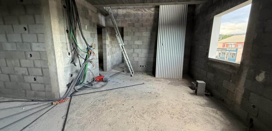 À vendre immeuble R+2 à finir avec locaux et logements situé à La Rivière Saint-Louis