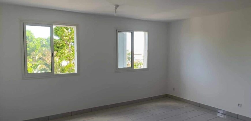 A vendre un immeuble neuf de 367 m2 composé de 5 appartements situé à Saint Louis