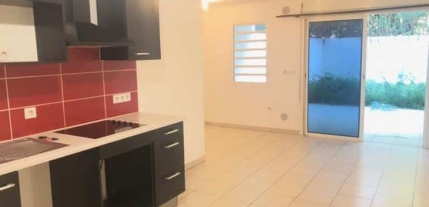 A louer un appartement T2 de 43.88m2 avec varangue et terrasse à Sainte Clotilde