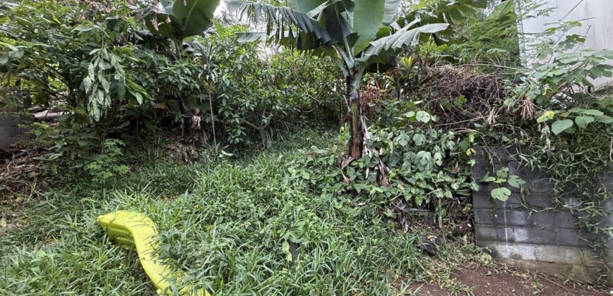 A vendre un terrain en pente de 419 m2 situé dans la commune des Avirons