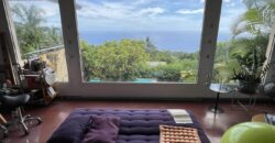 A vendre une belle villa d’architecte F6 avec dépendance F3 et piscine située aux Avirons à proximité du centre-ville