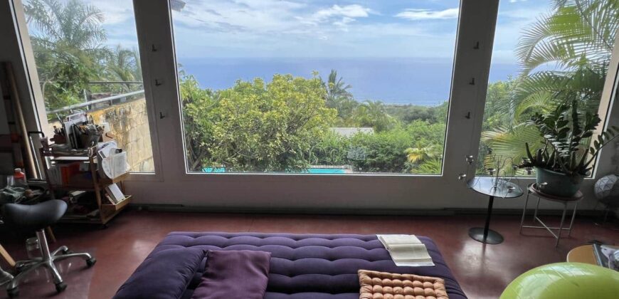 A vendre une belle villa d’architecte F6 avec dépendance F3 et piscine située aux Avirons à proximité du centre-ville