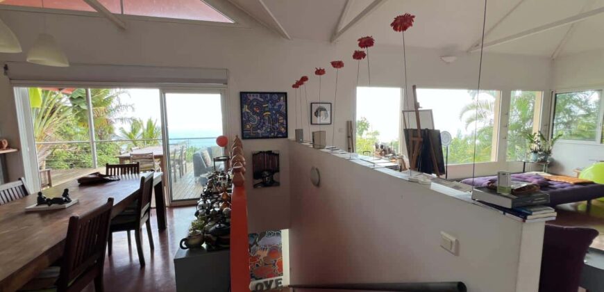 A vendre une belle villa d’architecte F6 avec dépendance F3 et piscine située aux Avirons à proximité du centre-ville