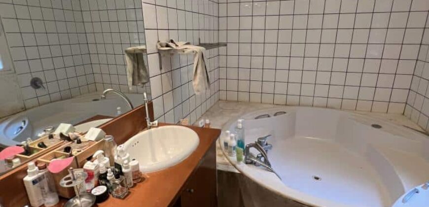 A vendre une belle villa d’architecte F6 avec dépendance F3 et piscine située aux Avirons à proximité du centre-ville